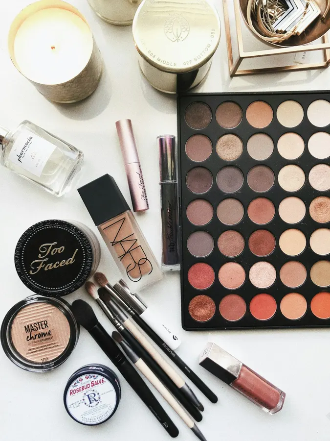 Eyeshadow palette with brushes