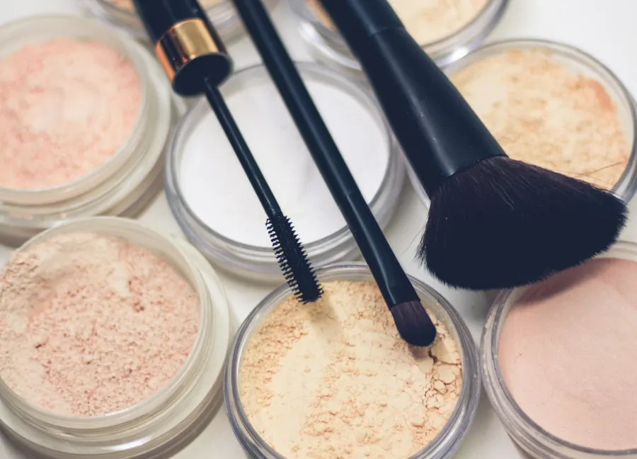 Loose setting powders and brushes